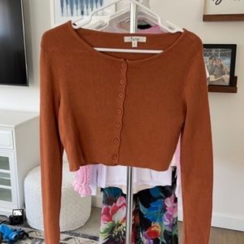 Beige cute crop top!!